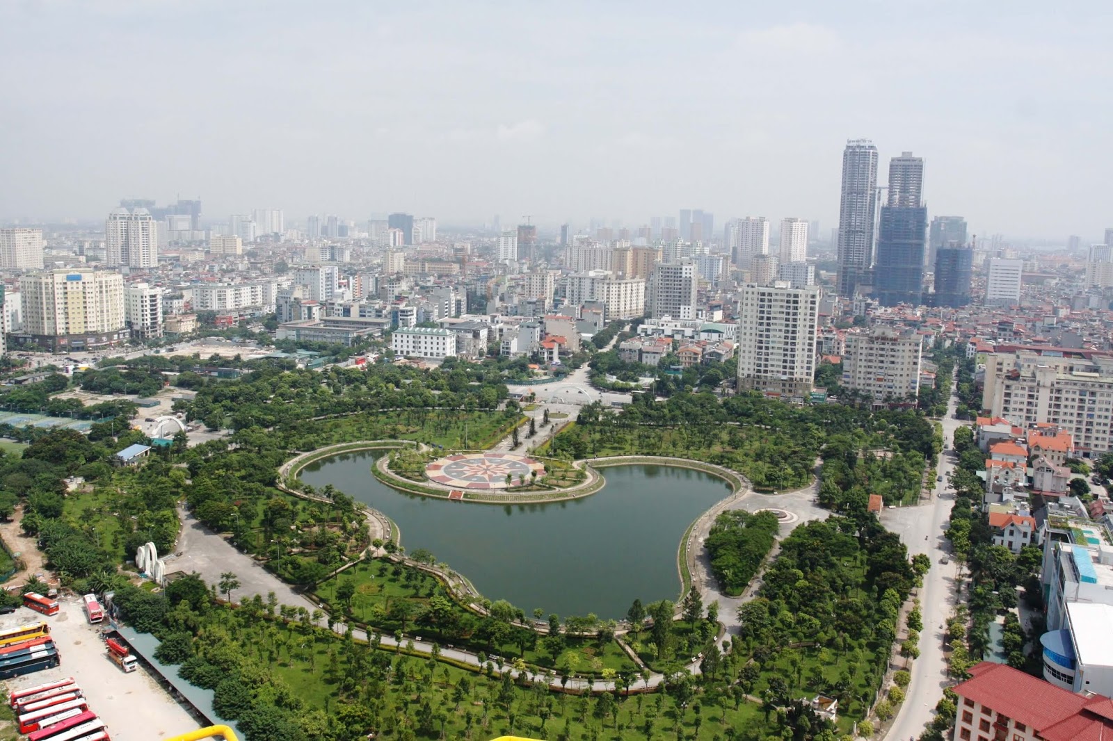 Golden Park nằm ngay cạnh công viên Cầu Giấy.